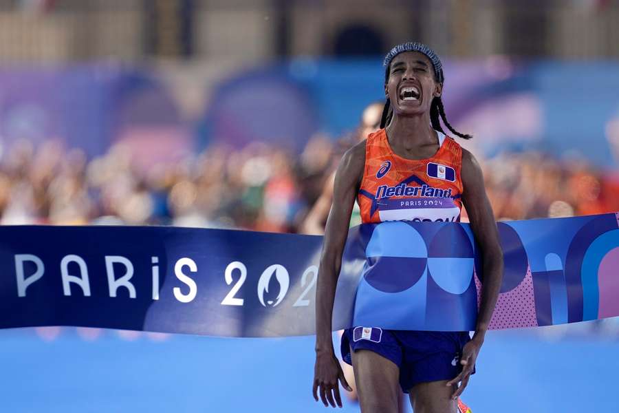 Hollænder vinder kvindernes maratondistance efter vild spurt og fuldender OL-hattrick