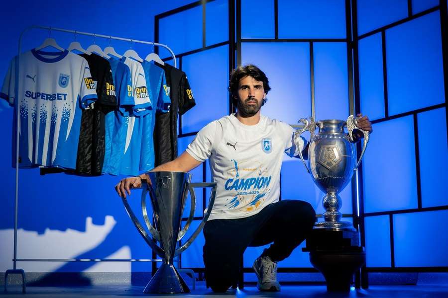 Filipe Coelho cu cele două trofee câștigate în 2025/26 Filipe Coelho cu cele două trofee câștigate în 2025/26
