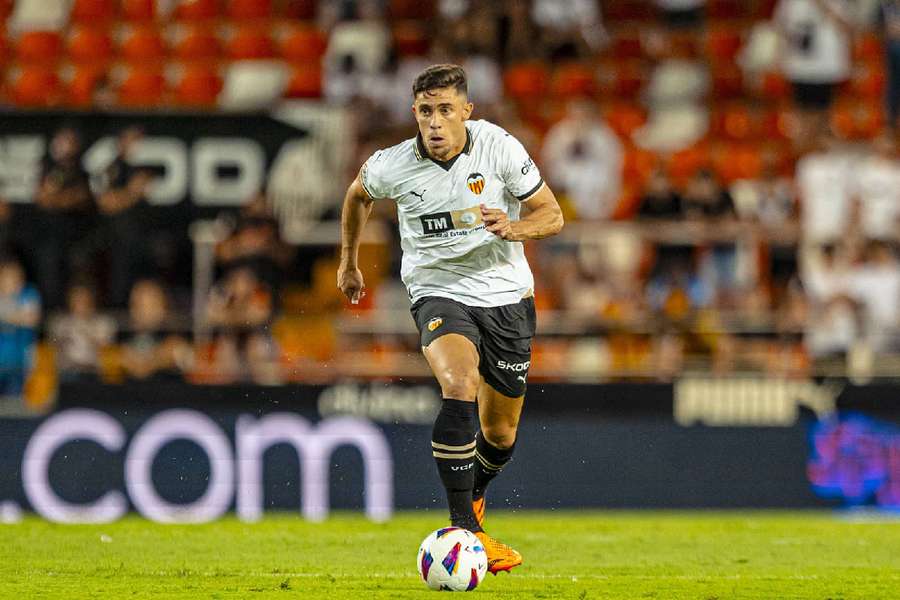 Gabriel Paulista a conduzir a bola