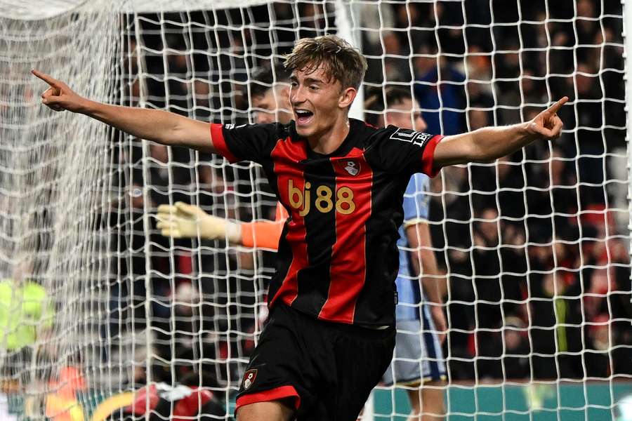 Huijsen celebra su primer gol en la Premier