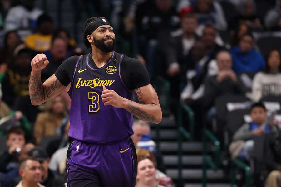 Anthony Davis giving a fist bump after a big play against the Dallas Mavericks (2025)