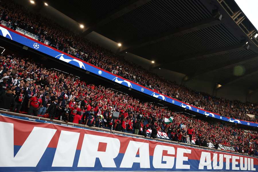 A curva Auteuil durante um jogo da Liga dos Campeões. A curva Auteuil durante um jogo da Liga dos Campeões.