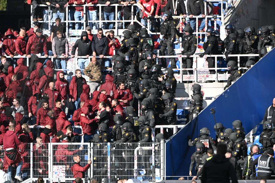 Beim Derby in Karlsruhe gab es heftige Ausschreitungen im Bereich des Gästeblocks