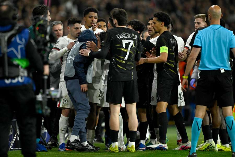 Les joueurs du match présents autour du ramasseur de balle mercredi soir.