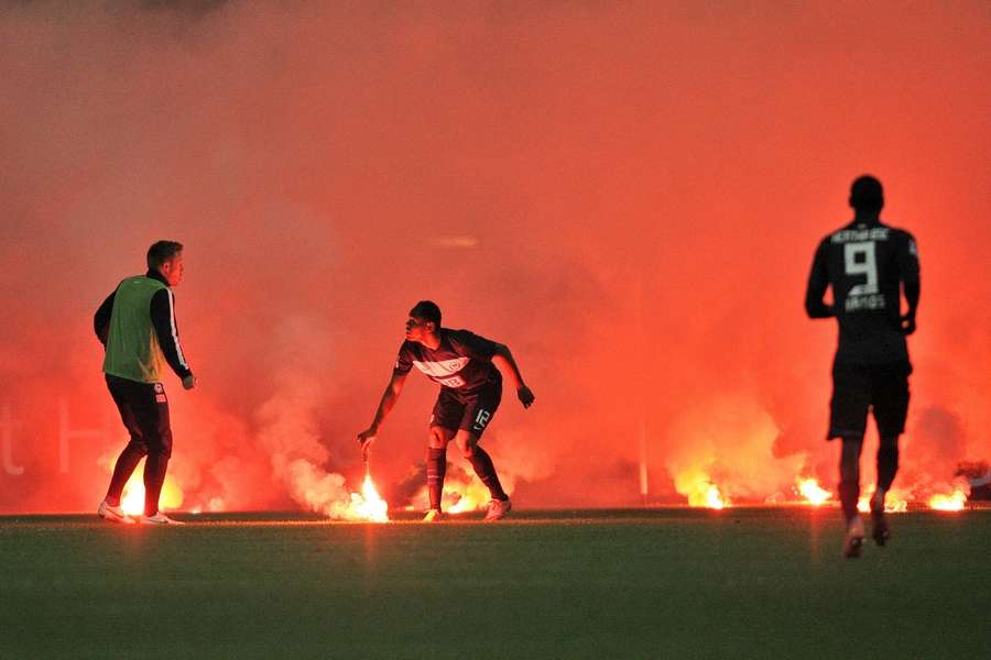 Das Relegations-Rückspiel 2012 stand kurz vor dem Spielabbruch.