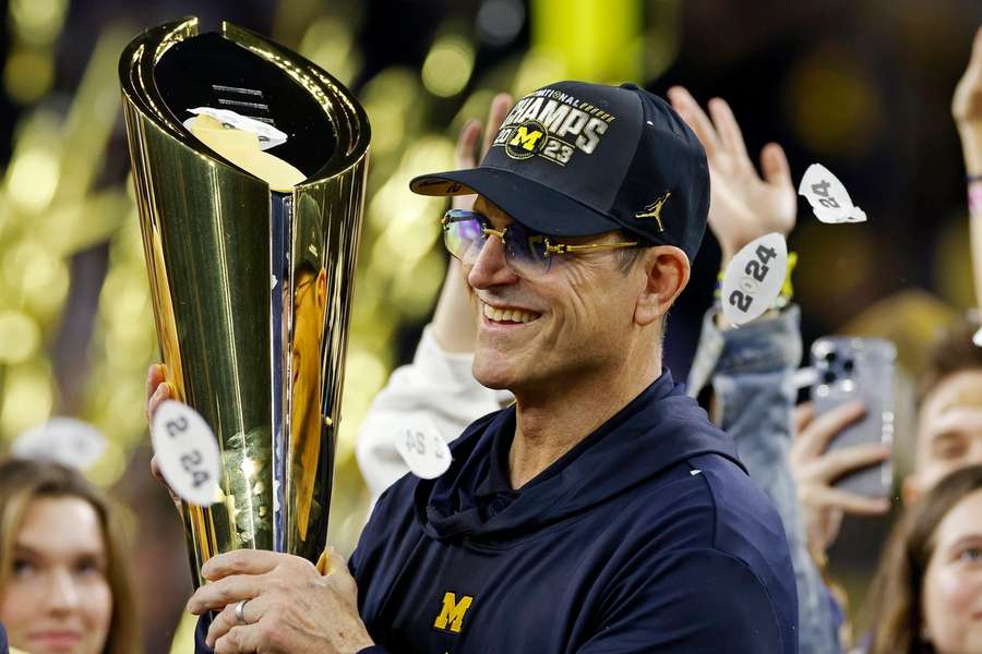 Jim Harbaugh met de trofee voor het landskampioenschap met Michigan