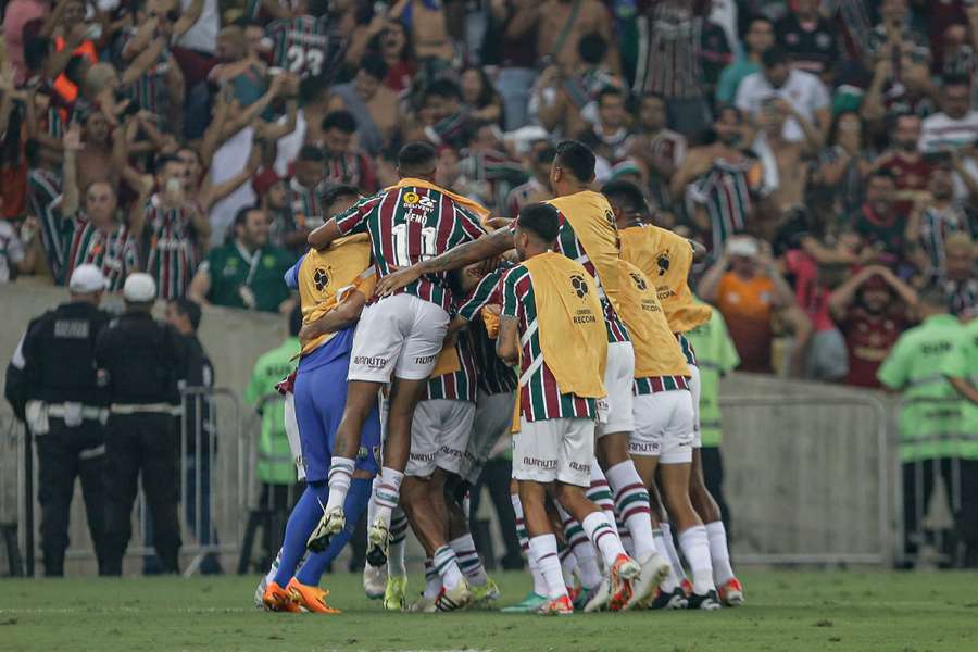 A festa do plantel do Fluminense com o golo de Arias