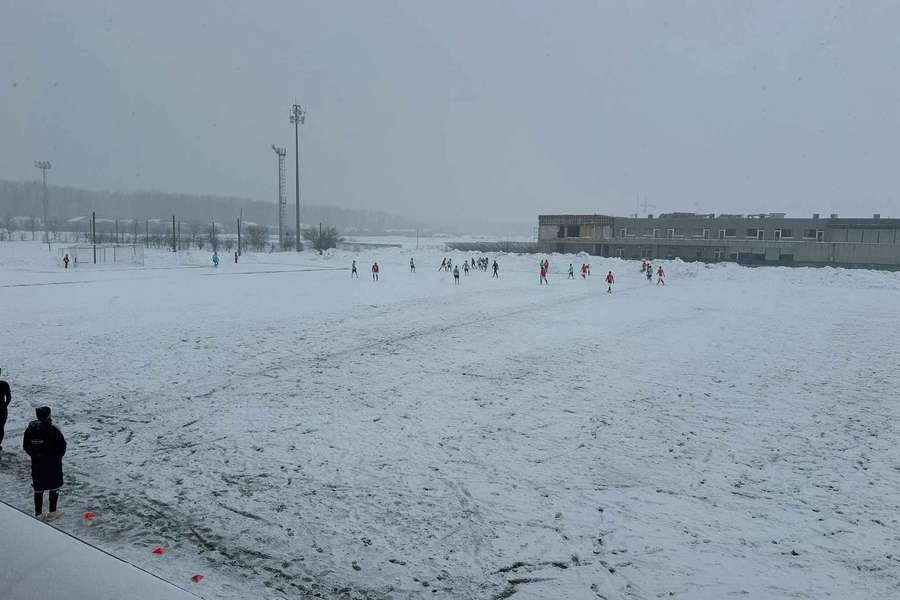 Duelul CS Dinamo - Sepsi s-a jucat printre troiene