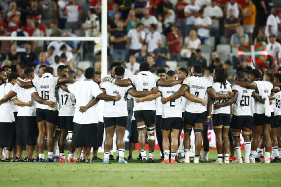 Jogadores de Fiji reúnem-se após a partida contra o País de Gales