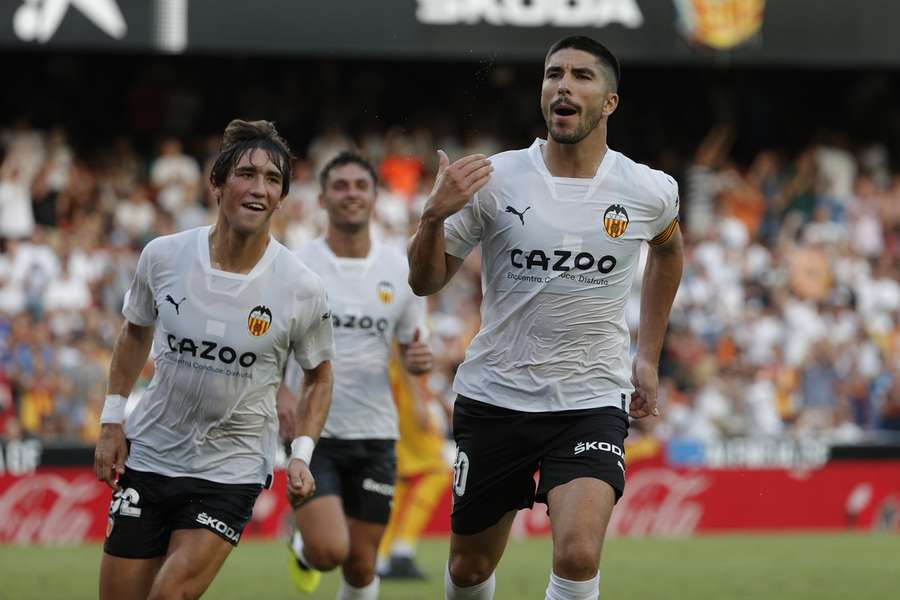 Spot-kick from Soler sees 10-man Valencia edge past LaLiga newboys Girona