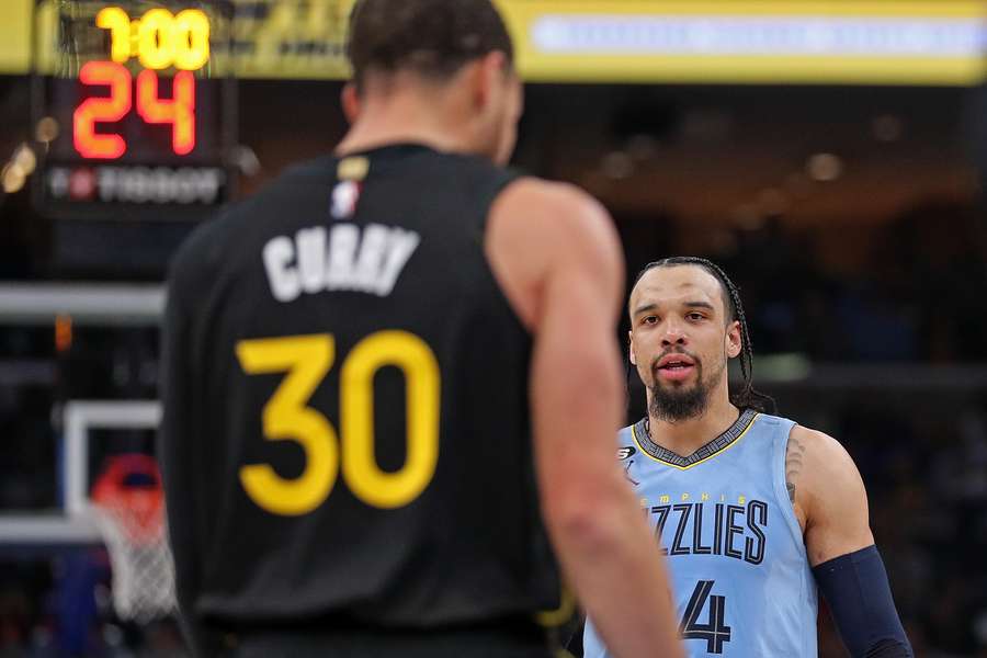 Nicht nur ein Duell der Blicke: Memphis' Dillon Brooks bearbeitet Warriors-Star Stephen Curry mit allen Mitteln.