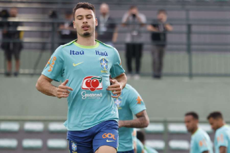 Gabriel Martinelli já iniciou o tratamento fisioterápico