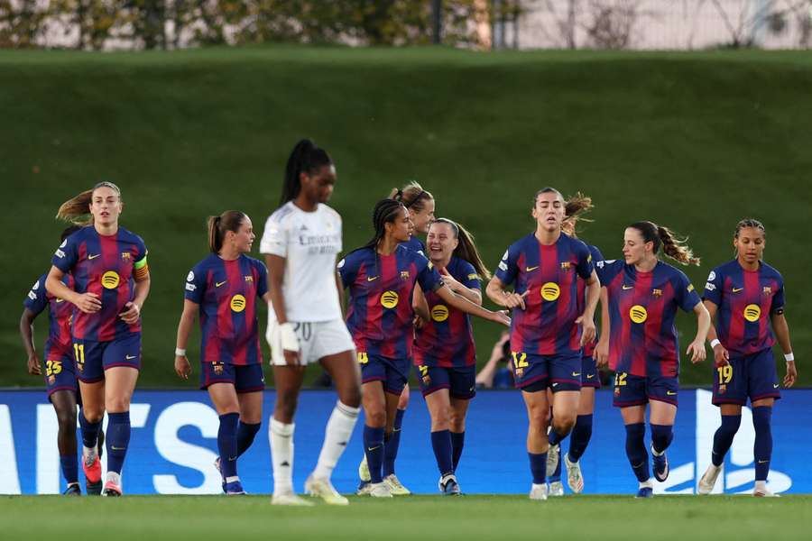 Las jugadoras del Barça celebran uno de los goles ante el Real Madrid