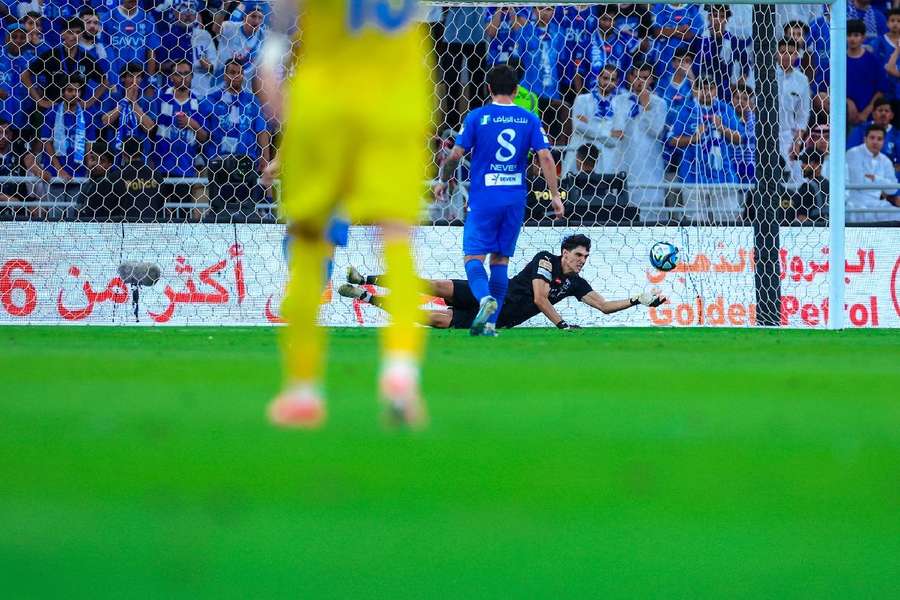 Bono teve boa participação no primeiro tempo para segurar vantagem do Al-Hilal