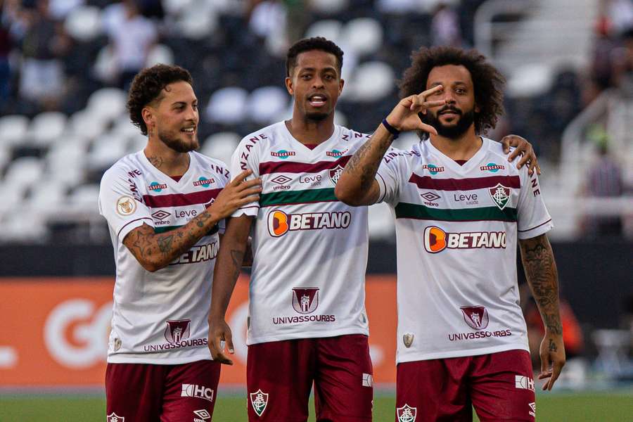 Marcelo comemora gol com seus companheiros