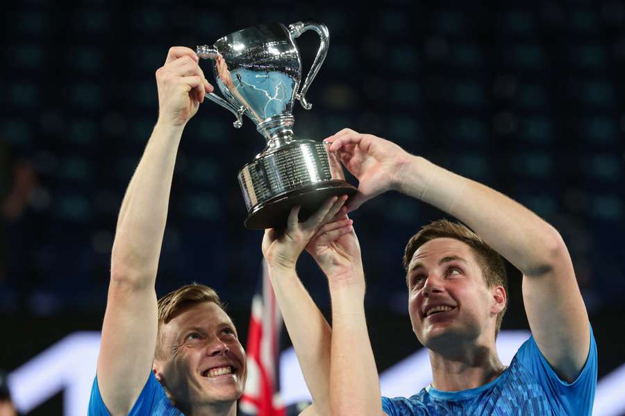 Harri Heliövaara und Henri Patten mit der Trophäe.