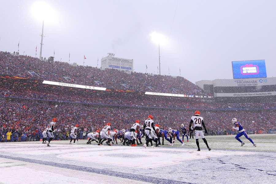 The Buffalo Bills line up against the Cincinnati Bengals