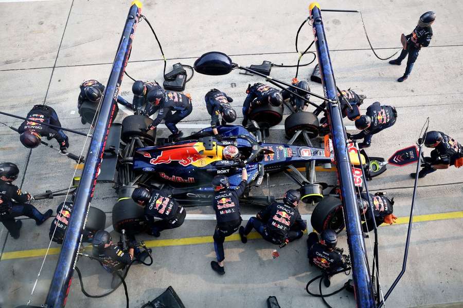 Verstappen beim Boxenstopp Verstappen beim Boxenstopp