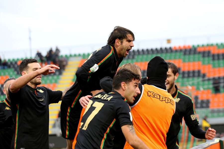 Serie B, seconda vittoria di fila per il Venezia: 2-1 alla Ternana. Pari tra Cagliari e Parma