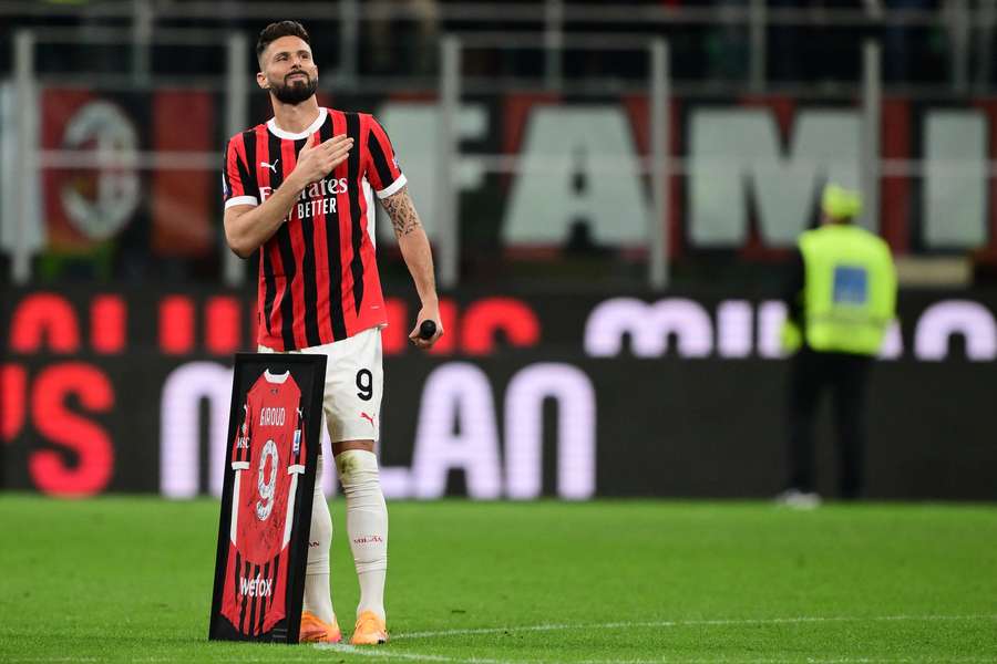 Olivier Giroud saúda os adeptos do AC Milan