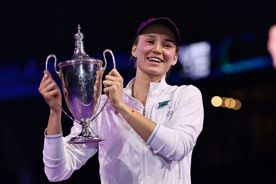 Elena Rybakina cu trofeul WTA Finals