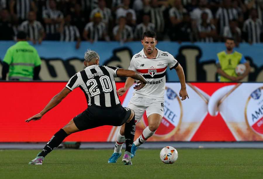 Calleri perdeu ótima chance no segundo tempo