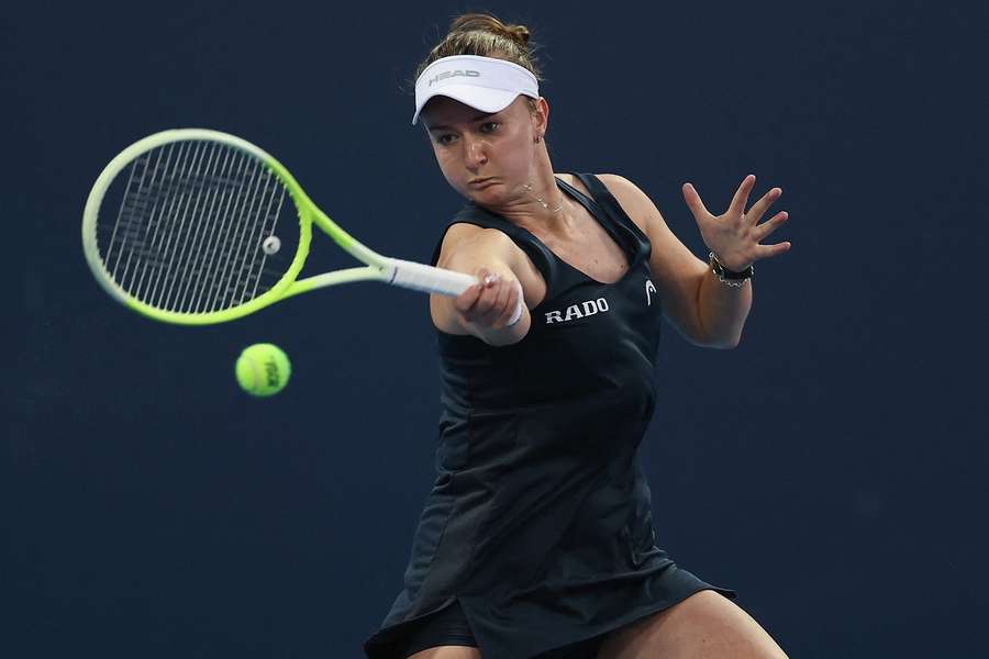 Barbora Krejčíková zakončila první zápas po zranění skrečí. Barbora Krejčíková zakončila první zápas po zranění skrečí.