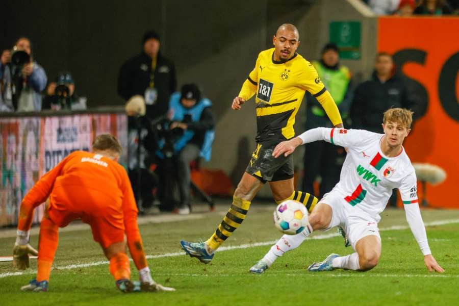 Augsburg doma vybojoval bod s Dortmundem za remízu 1:1.