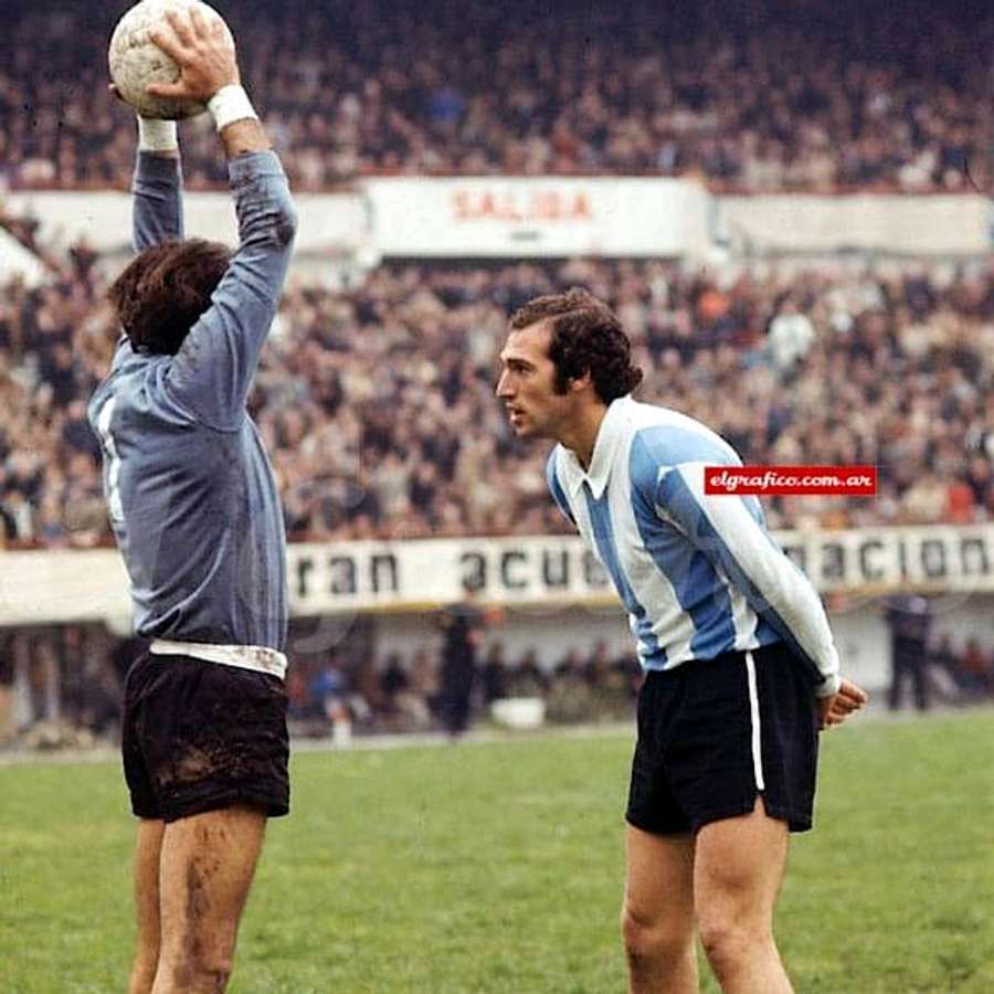 Bianchi (dir.) e o goleiro brasileiro Félix na Copa Roca de 1971