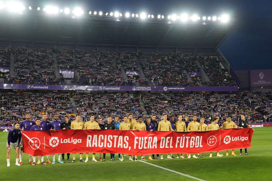 Jogadores de Valladolid e Barça exibiram mensagem contra racismo