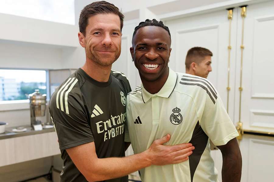 Xabi Alonso e Vinicius Júnior