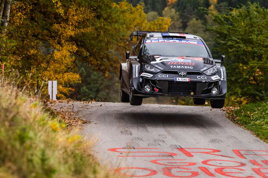 Sébastien Ogier e Rovanpera taco a taco