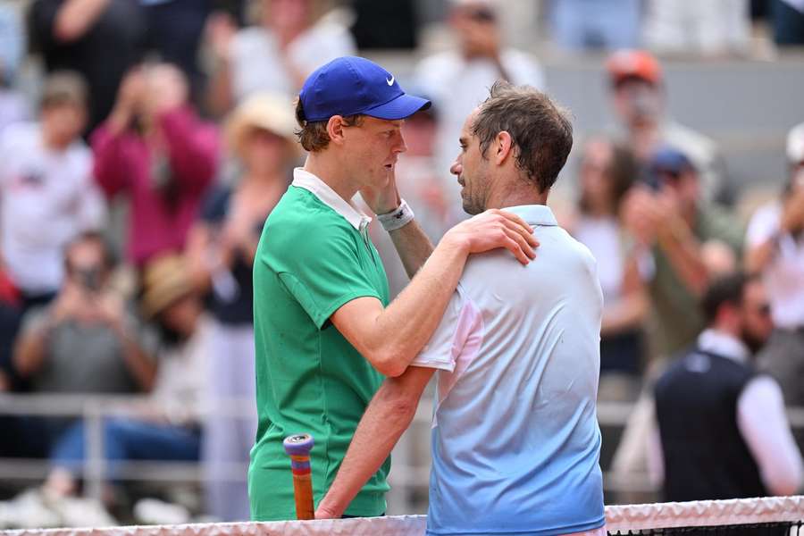 Jannik Sinner (l.) herzt Richard Gasquet (r.) nach Matchende