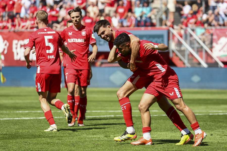 Twente viert de goal van Unüvar tegen Volendam