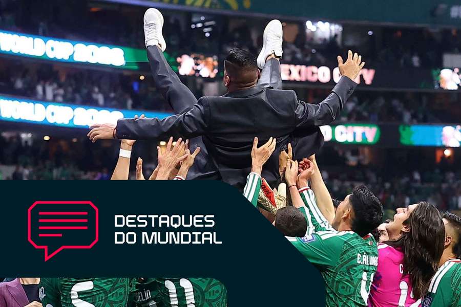 O antigo jogador do México Carlos Salcido é lançado ao ar em celebração pelos jogadores após o jogo O antigo jogador do México Carlos Salcido é lançado ao ar em celebração pelos jogadores após o jogo