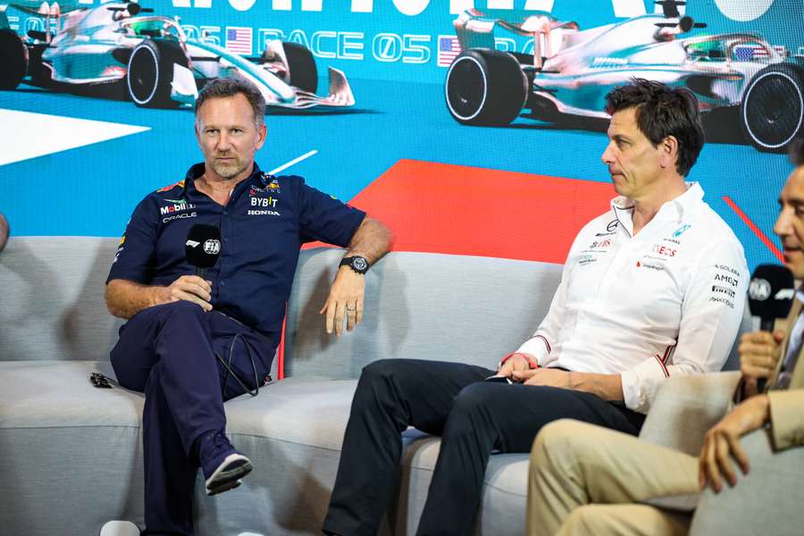 Christian Horner e Toto Wolff durante uma conferência antes da corrida