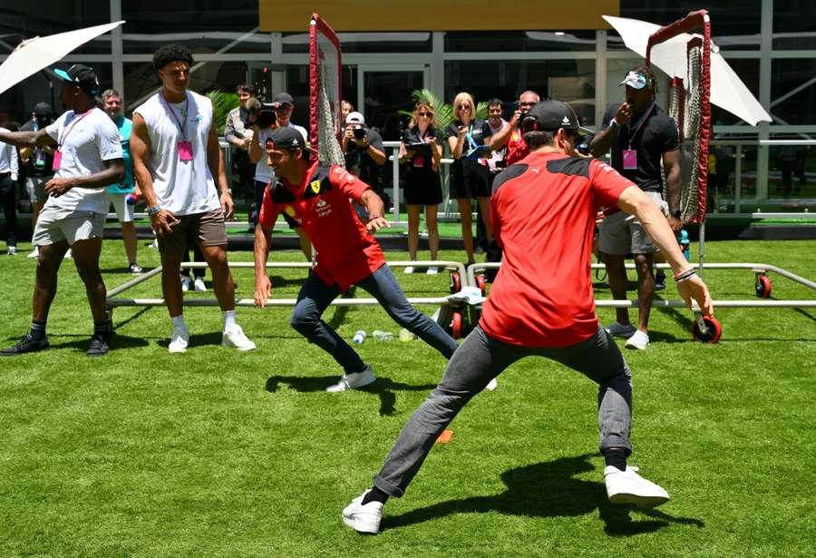 Sainz y Leclerc, en un acto con jugadores de los Miami Dolphins