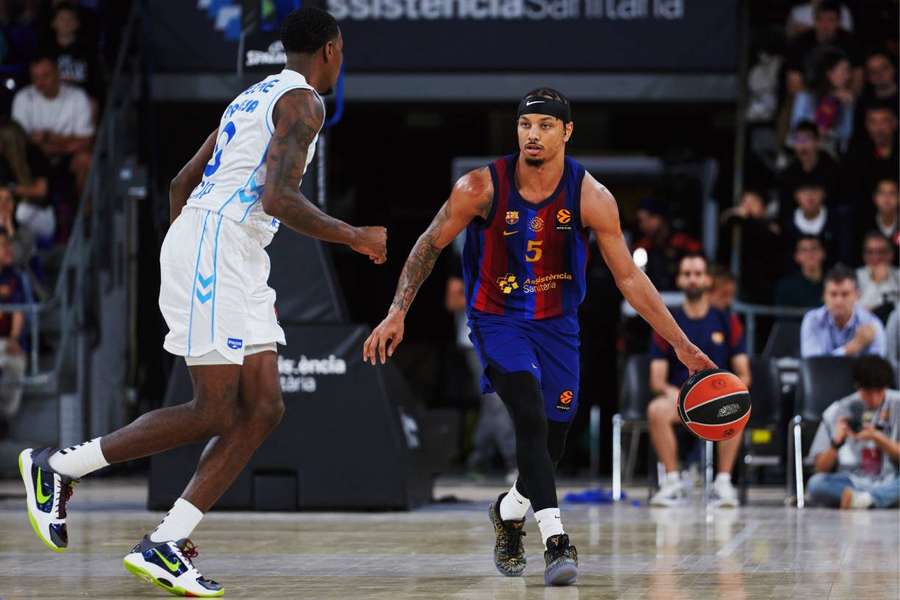 Robinson, dirigiendo el juego Robinson, dirigiendo el juego