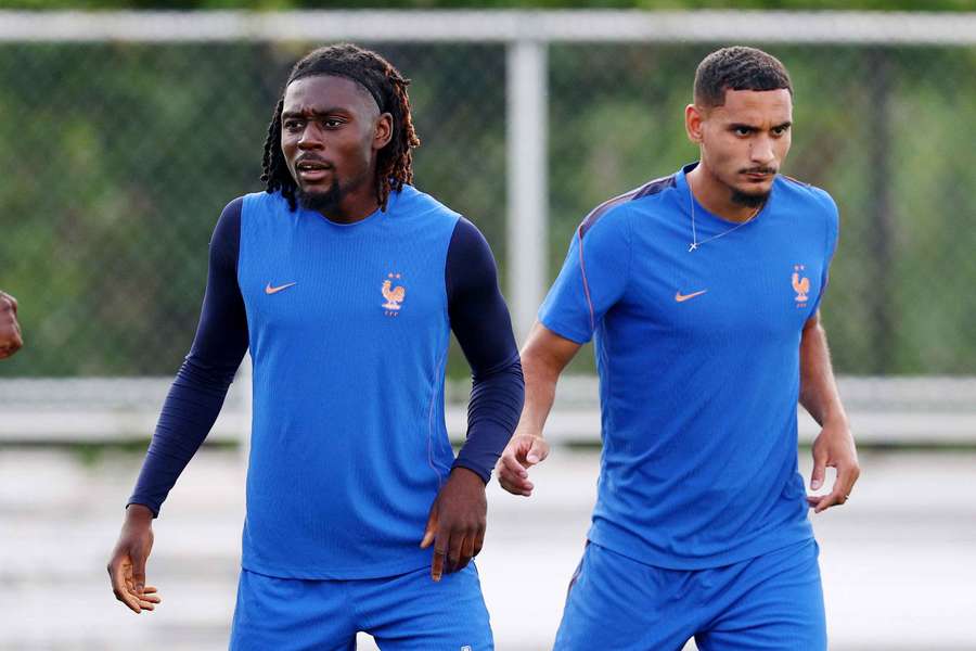 Manu Kone e Maxence Lacroix no treino da seleção gaulesa