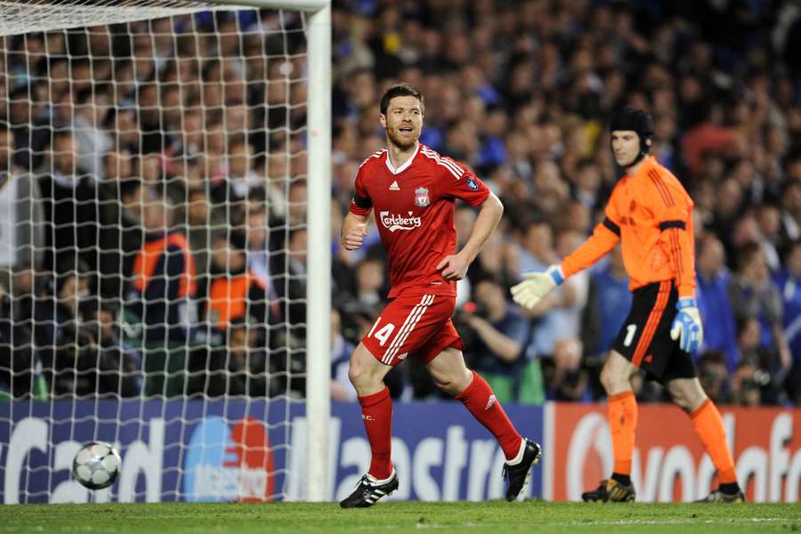 Xabi Alonso con el Liverpool ante el Chelsea