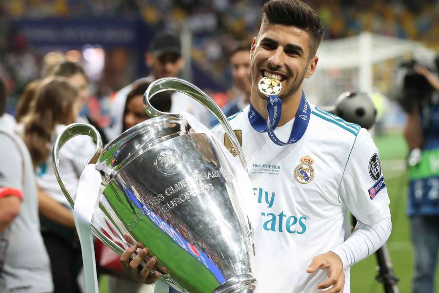 Marco Asensio celebrates with the Champions League trophy and medal in 2018