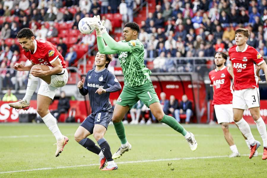 Rome-Jayden Owusu-Oduro salta para segurar a bola
