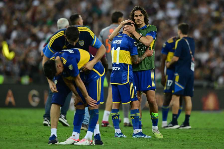 Boca Juniors' Uruguayan forward Edinson Cavani (C, right), forward Lucas Janson and teammates react after losing