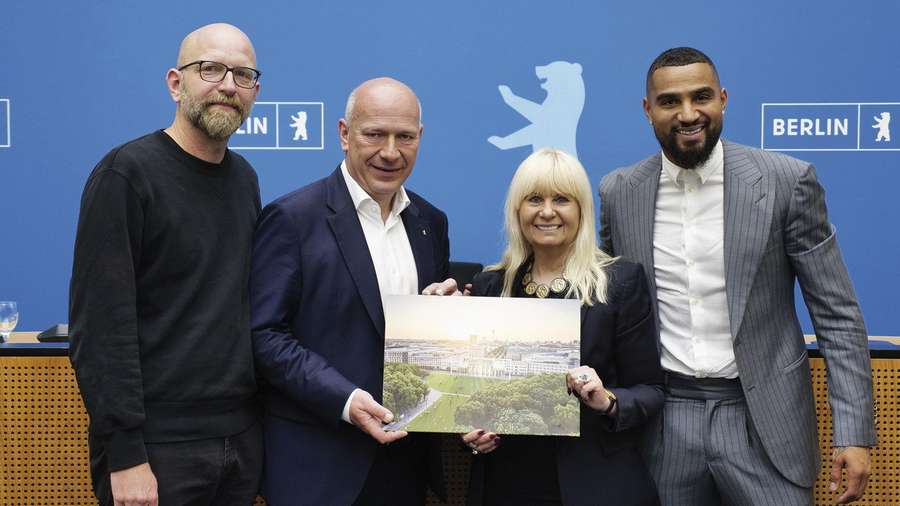 Boateng (à direita) é o embaixador da cidade anfitriã. Boateng (à direita) é o embaixador da cidade anfitriã.