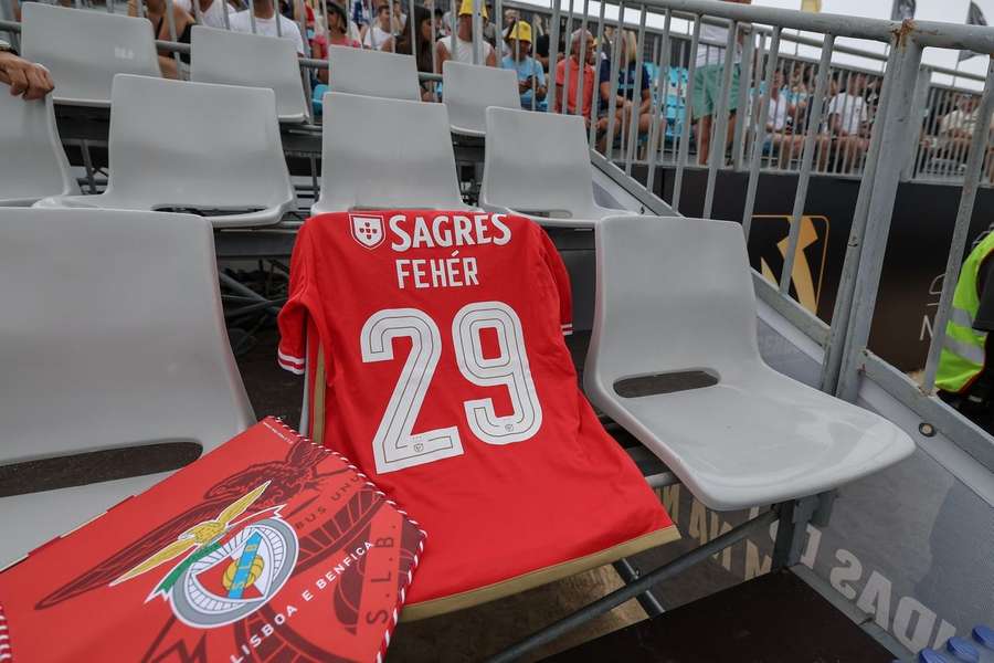 A camisola de Miklós Fehér nas bancadas da Nazaré