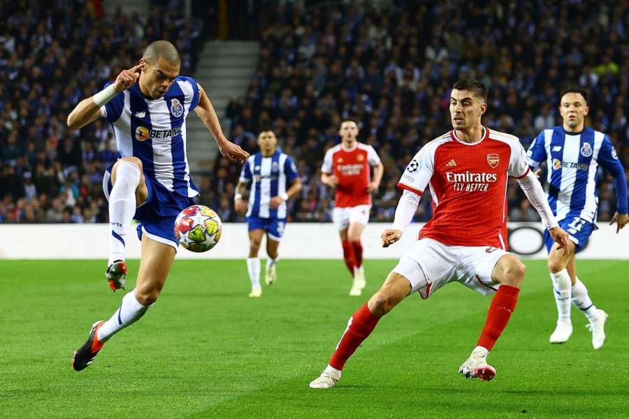 Porto's Pepe en Arsenals Kai Havertz in actie tijdens de eerste wedstrijd op 21 februari