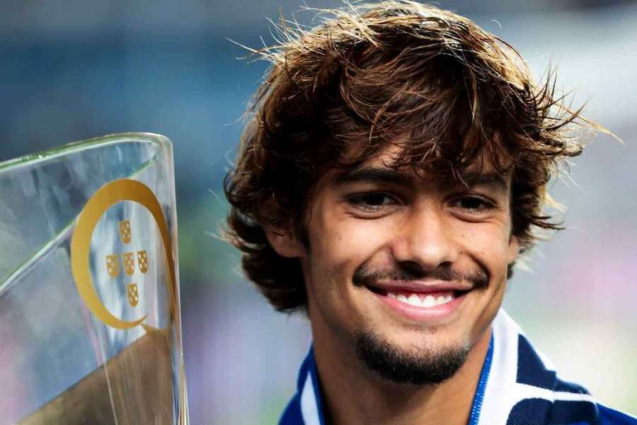 Rodrigo Mora com a Supertaça Rodrigo Mora com a Supertaça