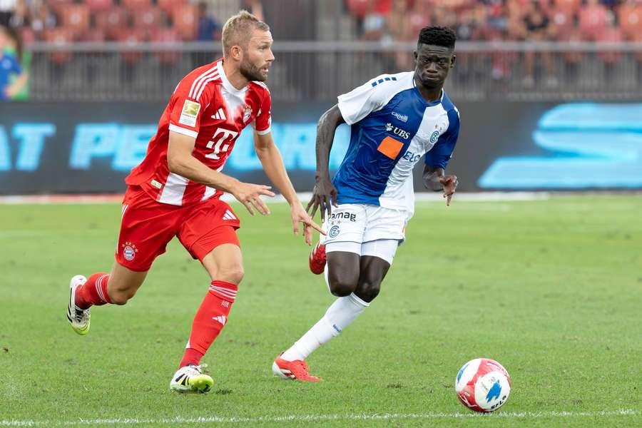 Ndiaye (à direita) defrontou o Bayern Munique no verão