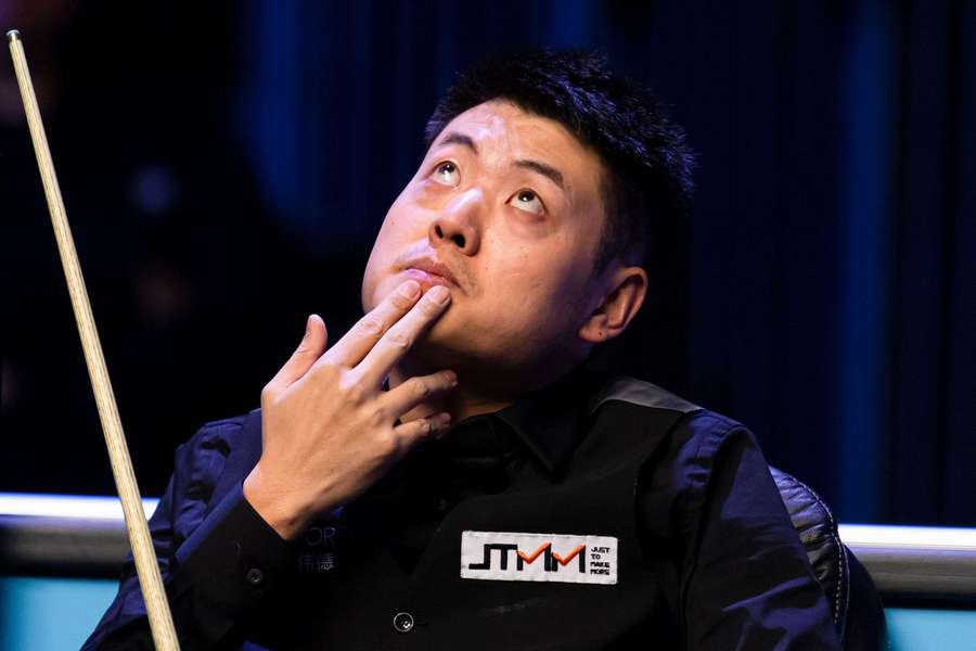 Die chinesischen Snookerspieler Liang Wenbo (im Bild) und Li Hang wurden am Dienstag lebenslang gesperrt.