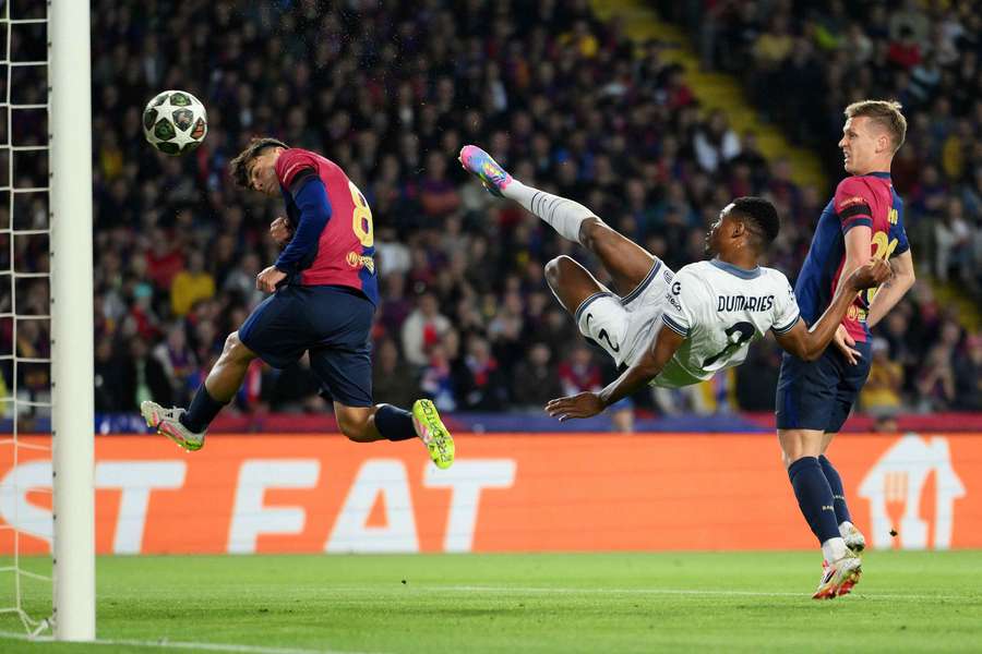 Denzel Dumfries trifft zum 2:0 für Inter in Barcelona.